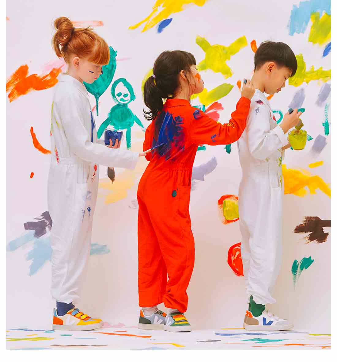 一群孩子在油漆服上作画