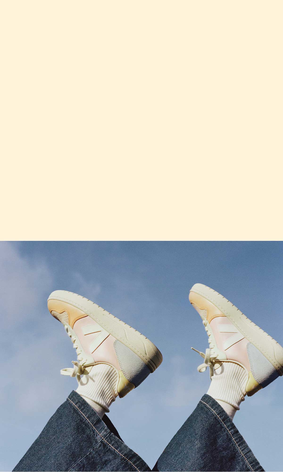 以天空为背景拍摄的视觉V-10皮革Petale白色Multico