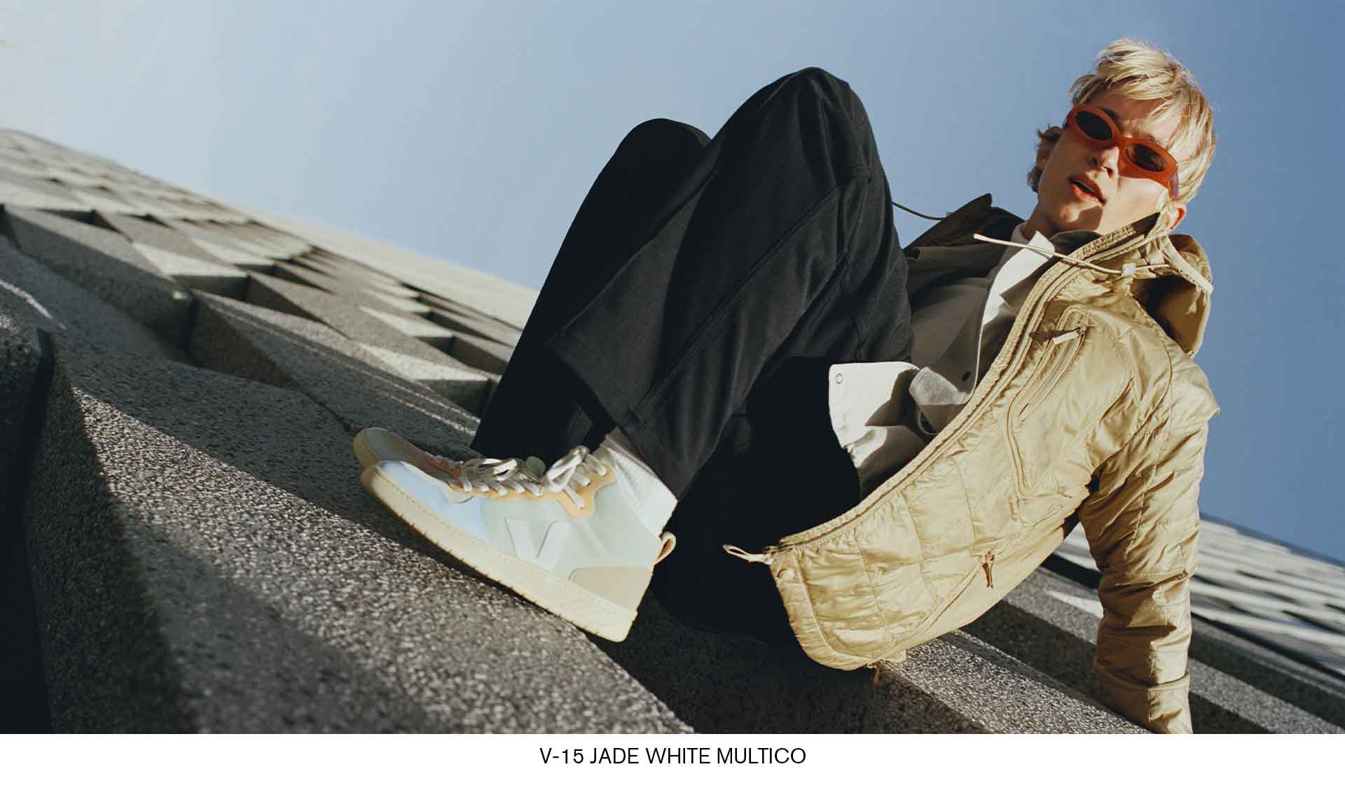 男子挂在墙上的V-15麂皮绒玉石白Multico训练鞋