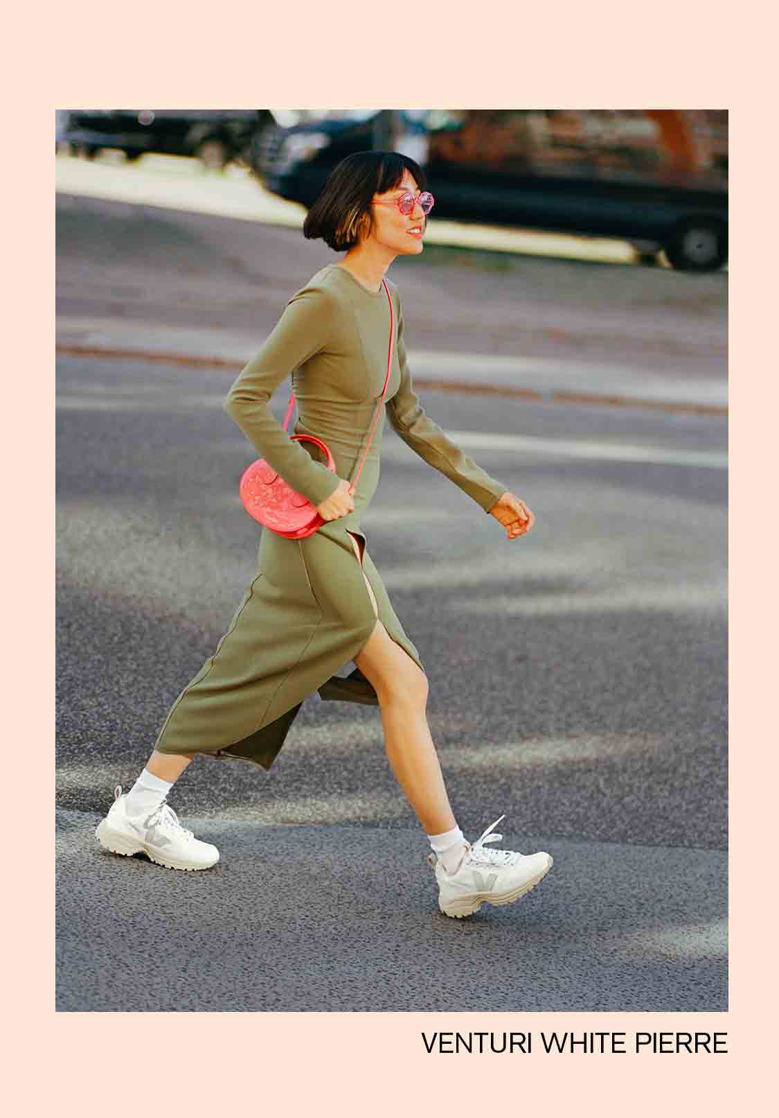 女子走在路上，脚上穿着VEJA文图里的白色石头训练鞋