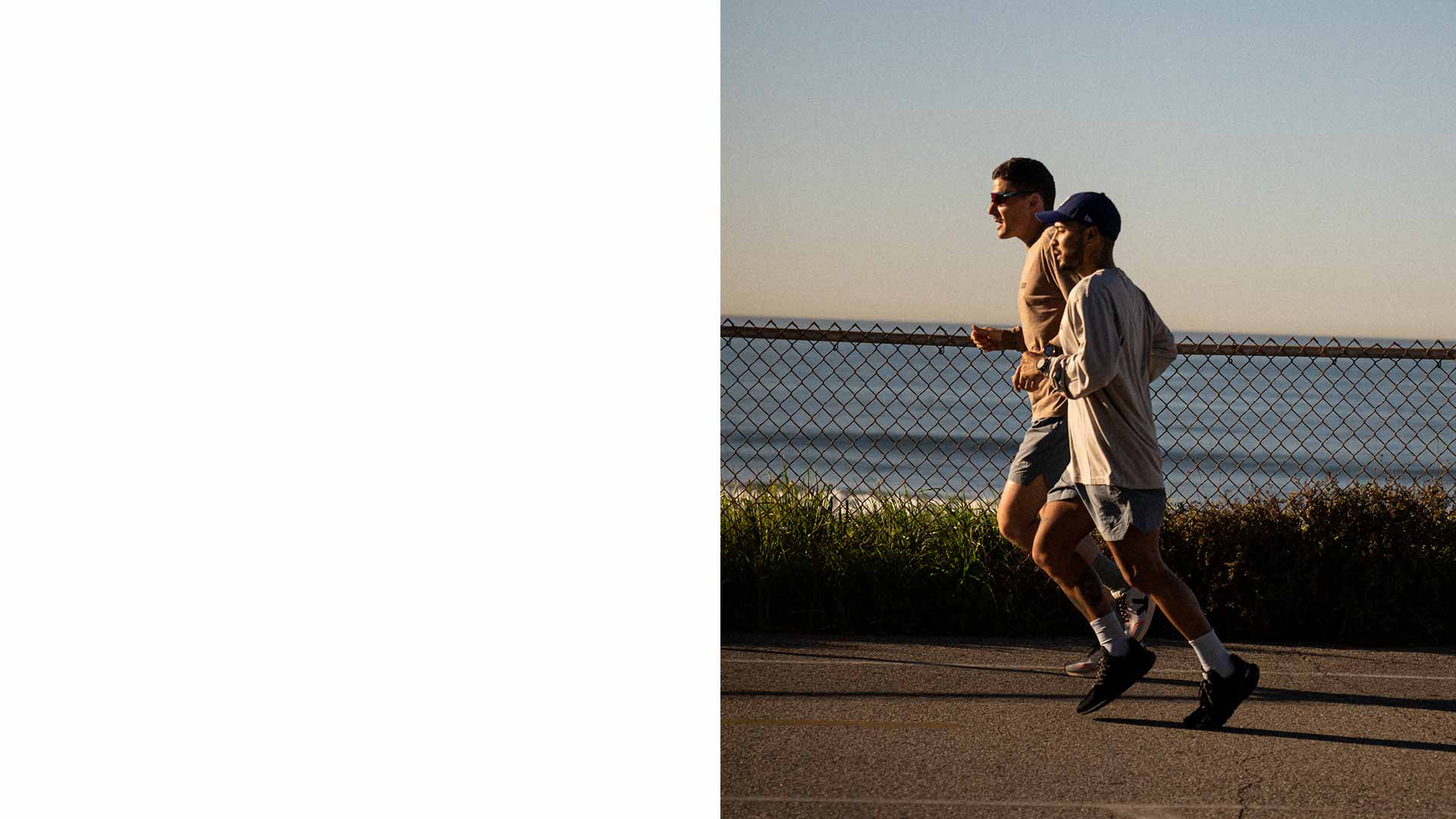 两名男子穿着VEJA玛琳跑鞋跑步