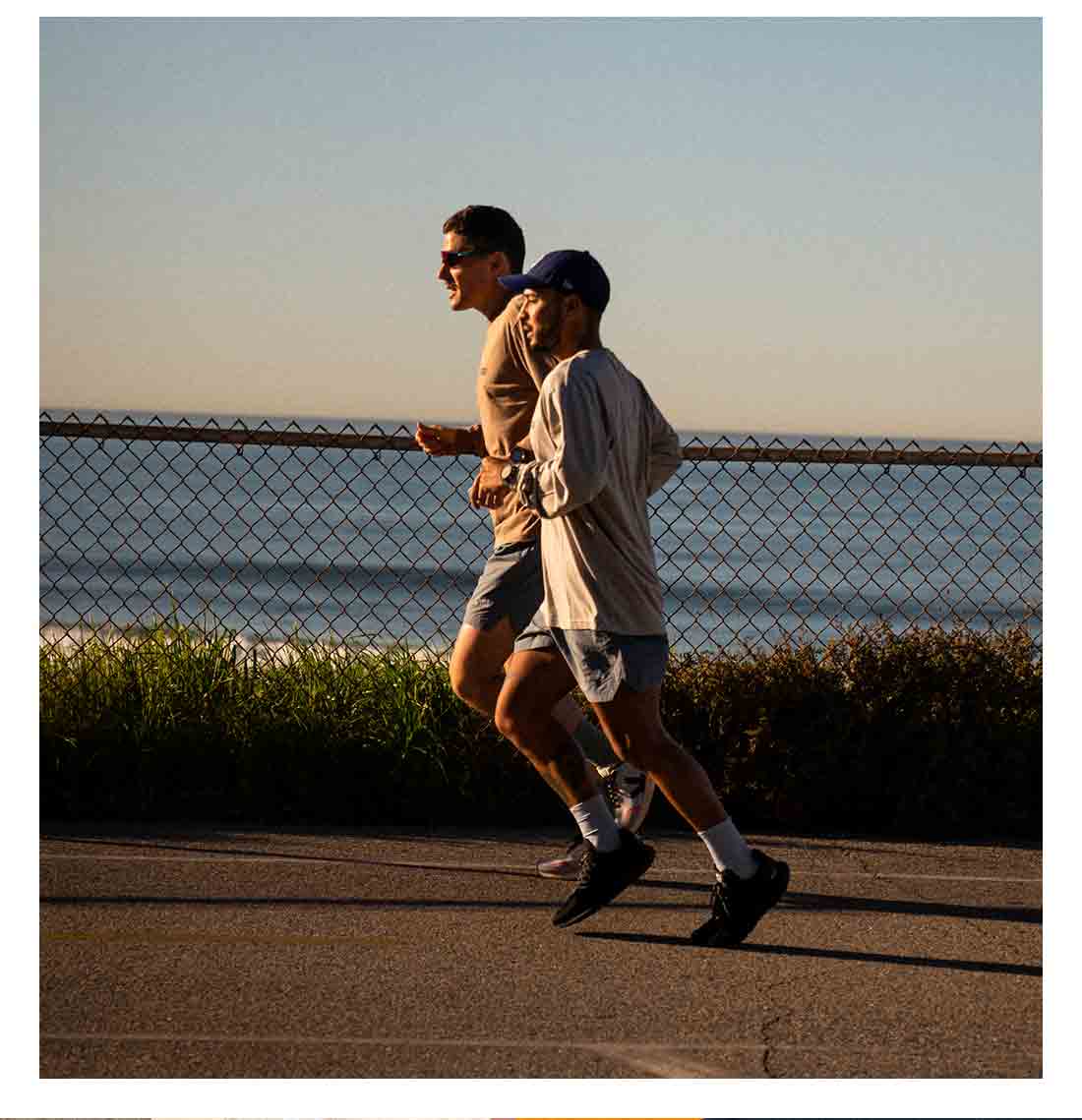 两名男子穿着VEJA玛琳跑鞋跑步